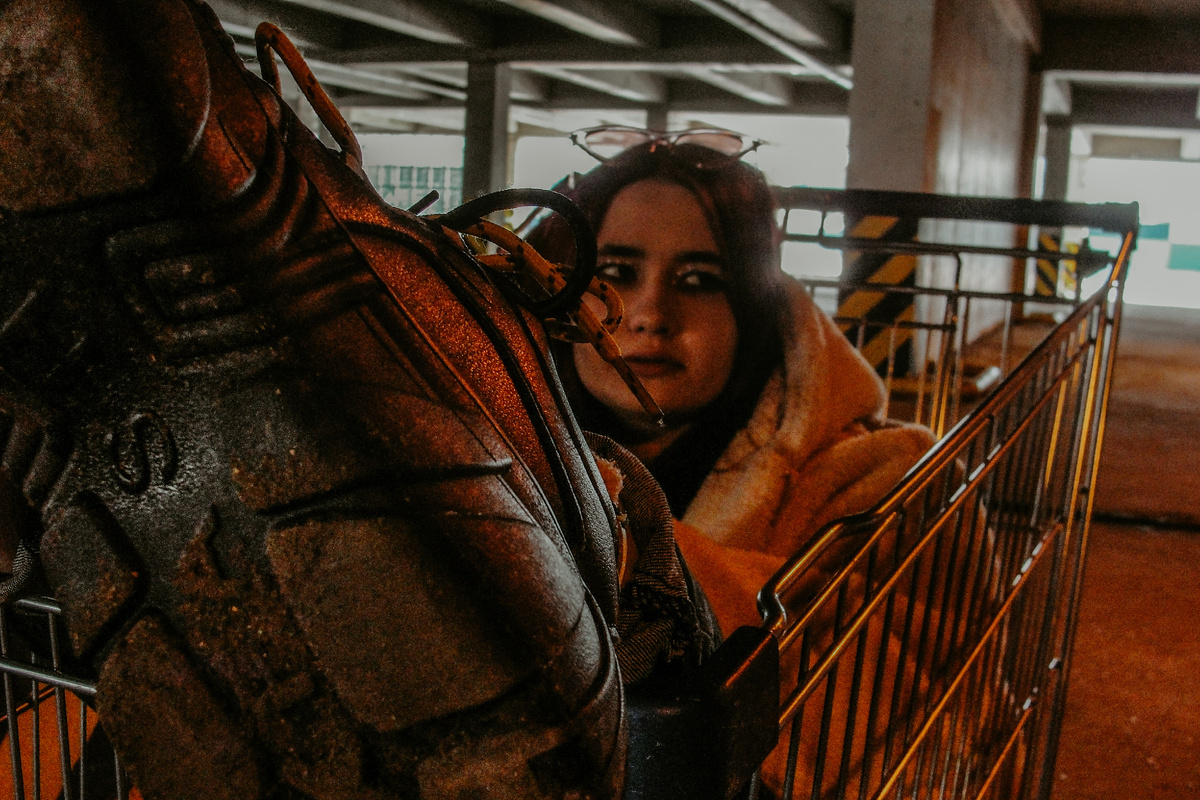 Тусклое, но теплое освещение в яркий зимний день