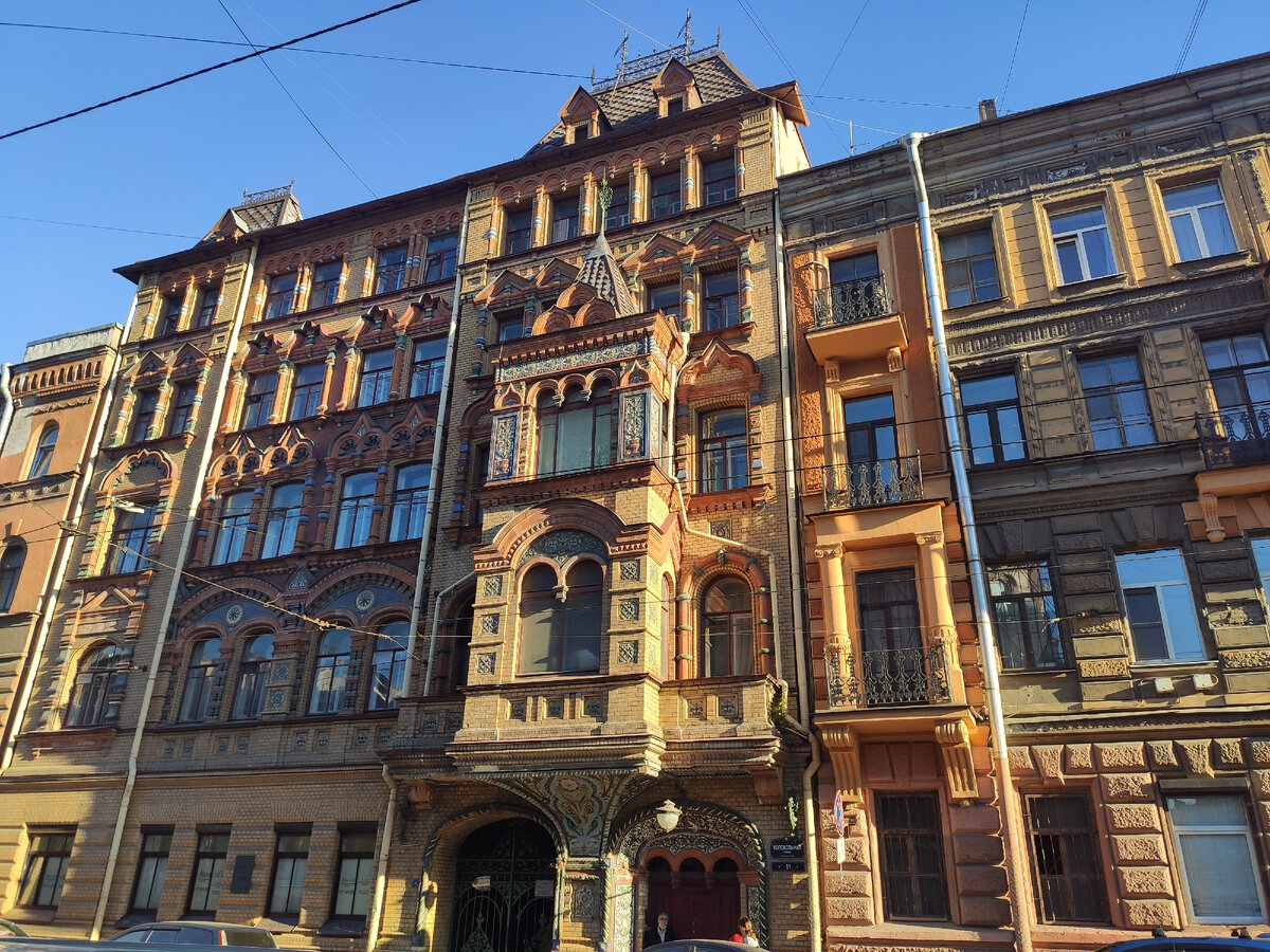 с улицы не сразу заметно, но дом очень красив!