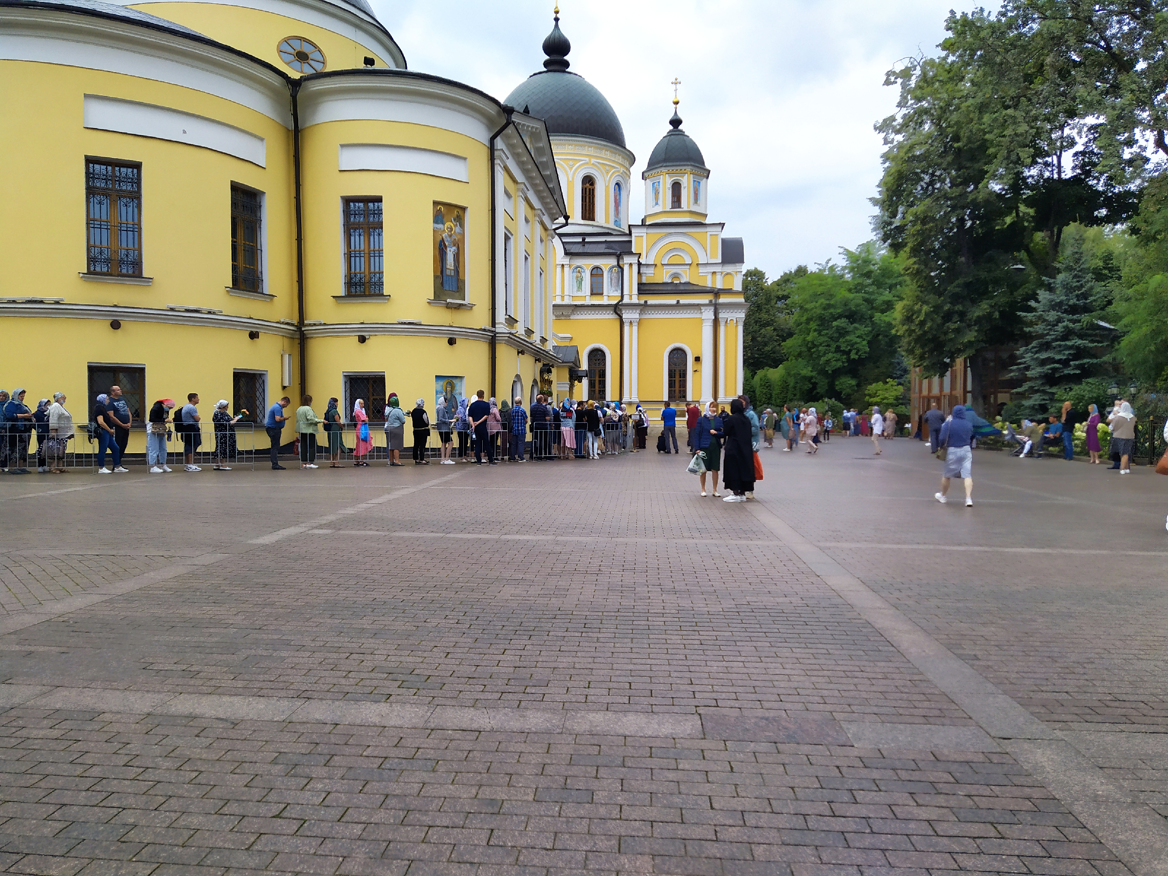 Показываем, что осталось от некрополя при Покровском монастыре.1
