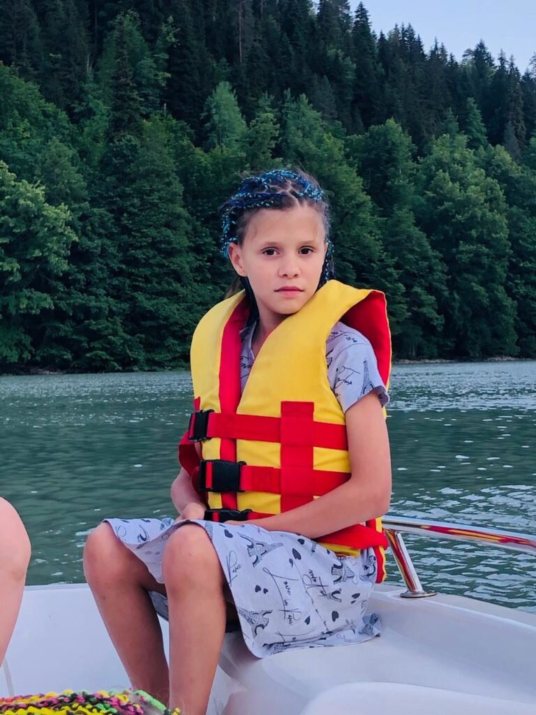 Виталина рассказала Дарье о жестоком обращении в детском доме.