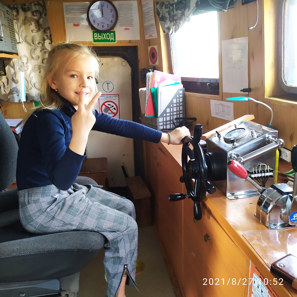 Фото из личного архива. Подрастающее поколение. Несет вахту вместе с дедом.