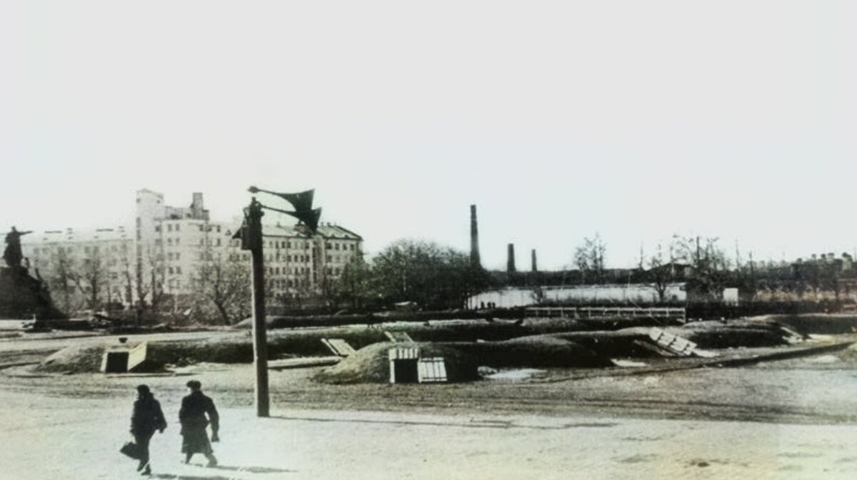 Якорная площадь в Кронштадте с вырытыми на ней деревянно-земляными укрытиями.  1941 год