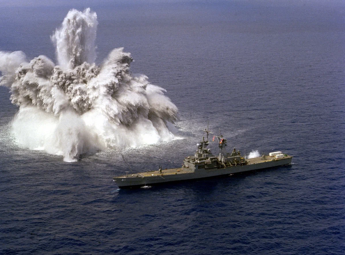 Россия атакует американский флот. USS Arkansas CGN-41. CGN 41 Arkansas. Надводный флот. Надводный взрыв.
