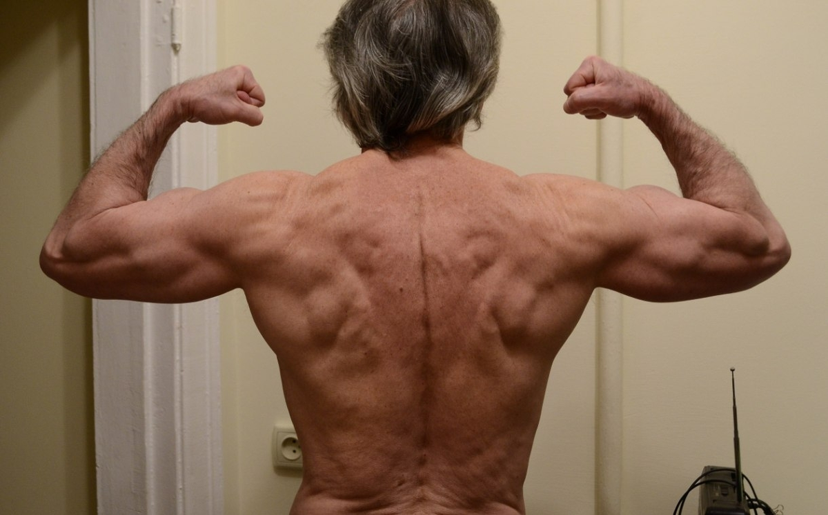 Александр Канцуров 57 лет из своих 71 занимается силовым спортом. Он не хочет превратиться в развалину