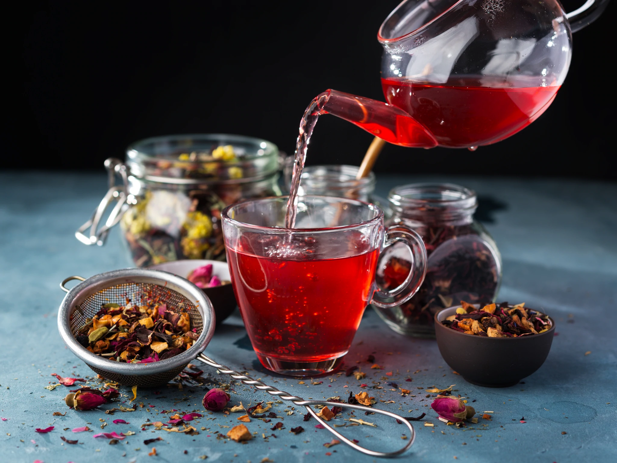 Чай вкусный ароматный. Фруктовый чай каркаде. Фруктово-ягодный чай. Ягодный чай. Чай с фруктами.