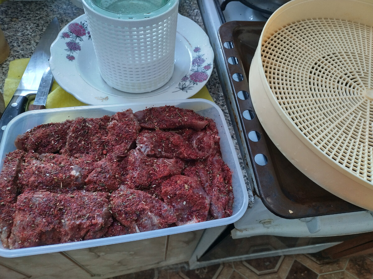 Вот так выглядит просолившееся мясо. Все же суховатое... Но для сушки самый раз