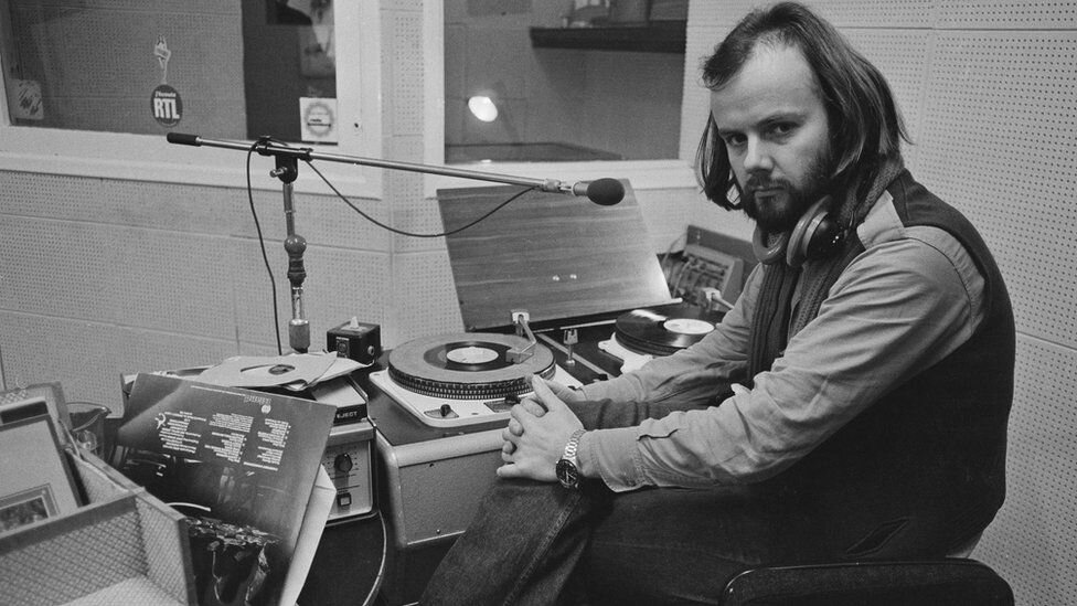 Джон Пил представляет свое шоу на Radio 1 в 1972 году