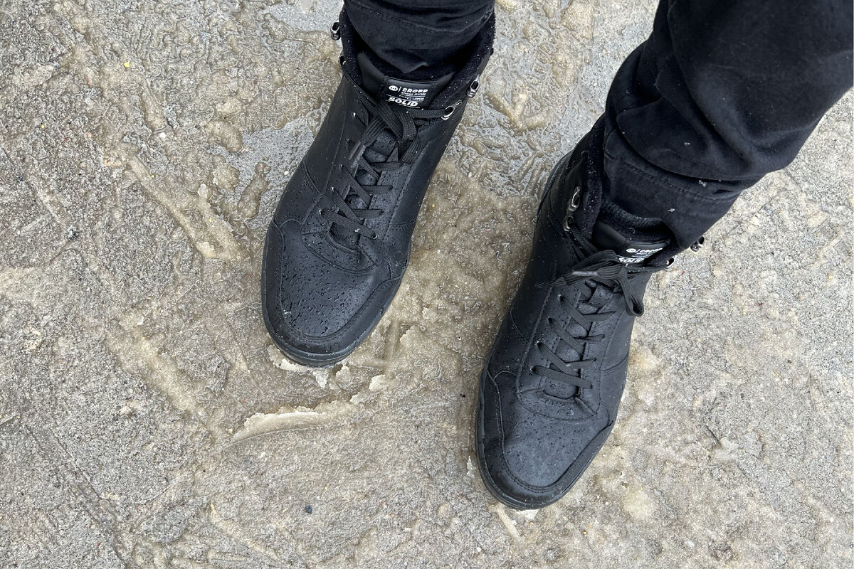 На улице каша из растаявшего снега и реагентов.