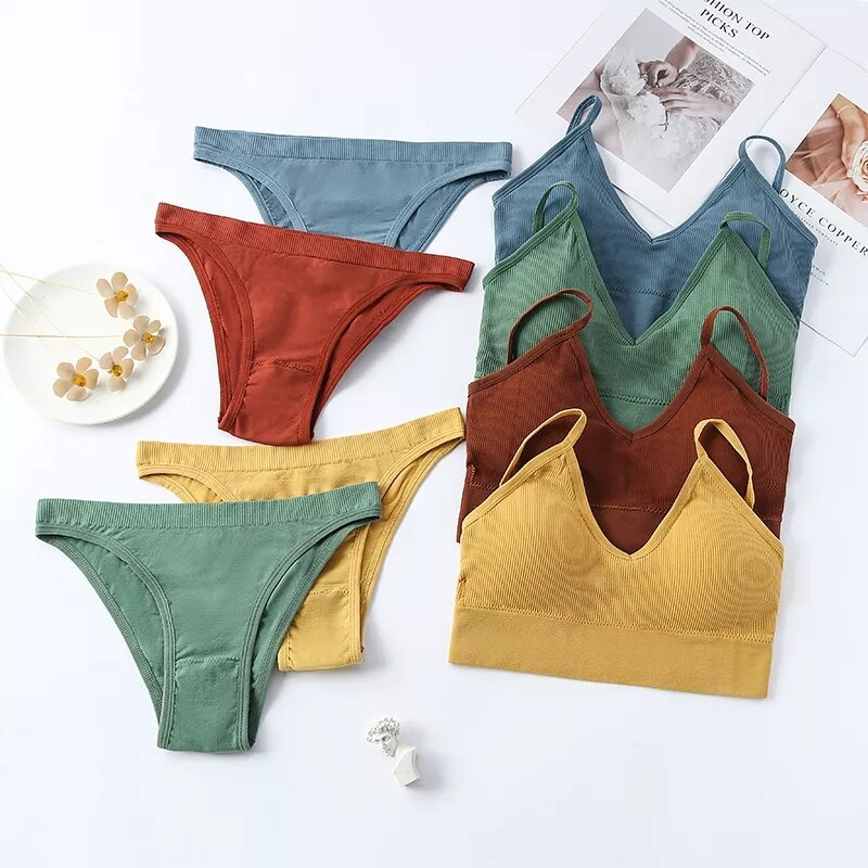 Удобный комплект белья от  #ATHVOTAR 
Ссылка: https://aliexpress.ru/item/1005003615556647.html
Сегодня хочу показать вам хороший комплект, который у меня уже во всех расцветках. 
Данный комплект представлен в десяти расцветках.
Комплект состоит из топа и трусиков слипов.
Спортивный топ-бра с удобной посадкой обеспечивает комфорт на тренировках и в повседневной жизни.
Чашка на съемном тонком поролоне, единая. 
Фактура материала типа лапша.
Ткань хорошо тянется.
Состав материала нейлон.
🔹️На свои  параметры выбрала размер L.
Комплект подойдёт и на параметры больше моих.
📏Мои мерки:
📎82- 67- 90 
📎Рост 156 см. 
📎Вес 50-51кг.
 🔹️Доставка заняла месяц.
🔺️Рекомендую к покупке. 