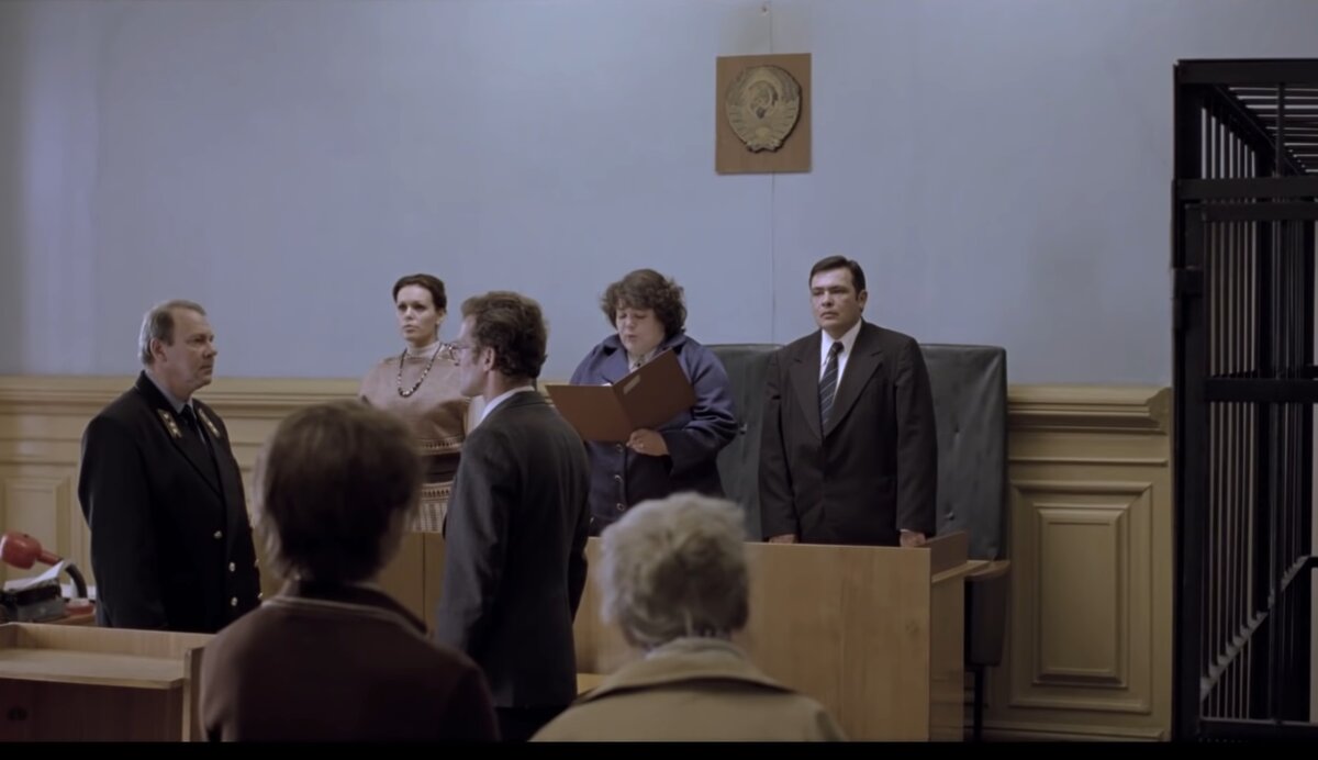 Суд приговаривает героя А. Серебрякова к высшей мере наказания. Кадр из фильма "Груз 200" (2007). 