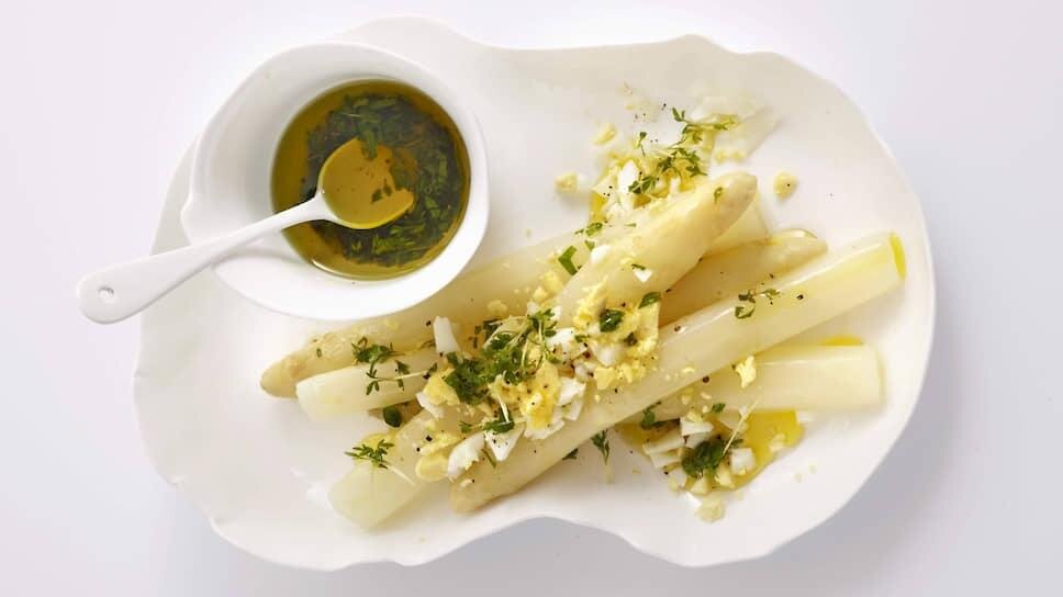 Спаржа по-фламандски, хотя от Фландрии в рецепте блюда ничего нет. 