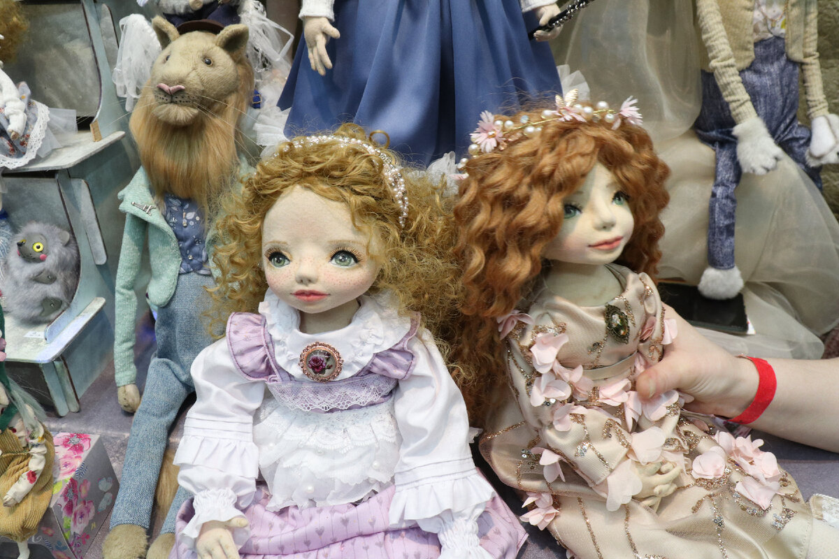 Куклы москва и москвичи. Выставка кукол тишинка. Новат новосибирск музей. Выставка кукол в новосибирске. Выставка кукол на тишинке осень 2019.