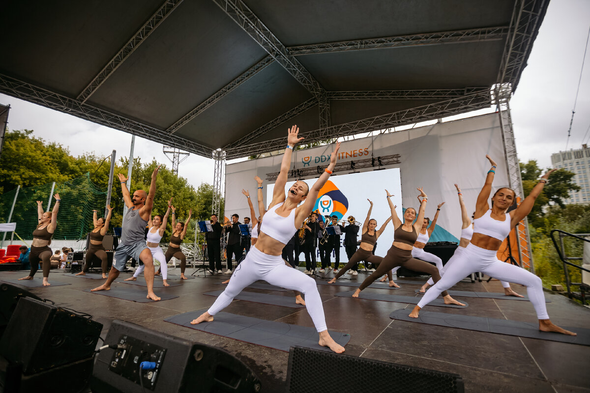 Тренировки HIIT, как правило, короткие, но очень интенсивные, они предназначены для улучшения сердечно-сосудистой системы и сжигания калорий за более короткий промежуток времени по сравнению с традиционными аэробными упражнениями