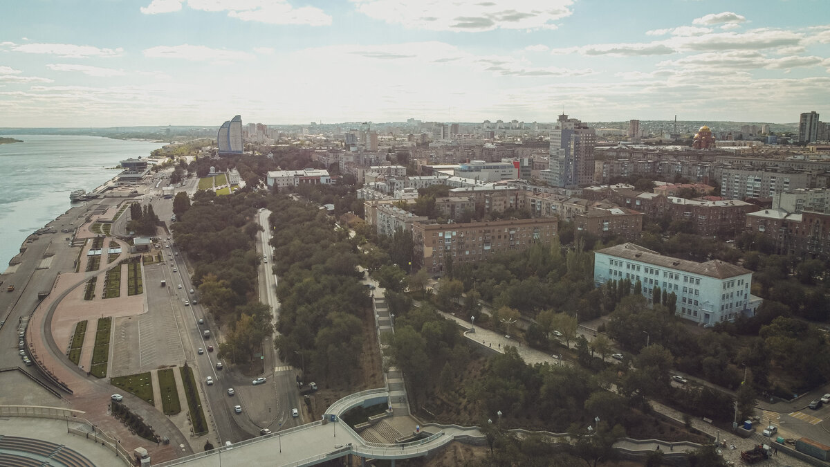     Пожар уничтожил магазин «Магнит», обгорел 12-летний школьник, 4 девочки разбились на качелях, под Волгоградом идет странная вода.