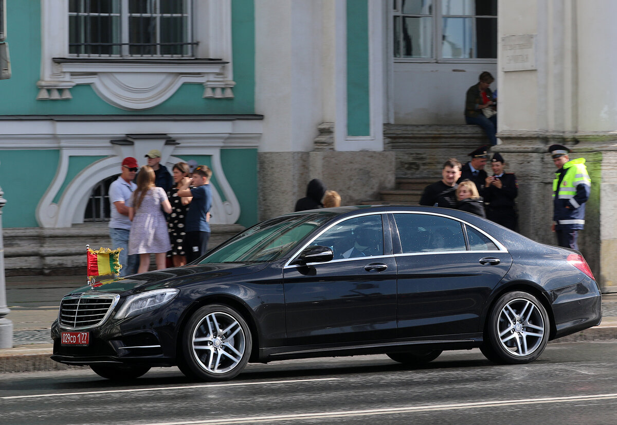 Посол Гвинейской Республики Ньянкой Аба. Mercedes-Benz S-Класс W222