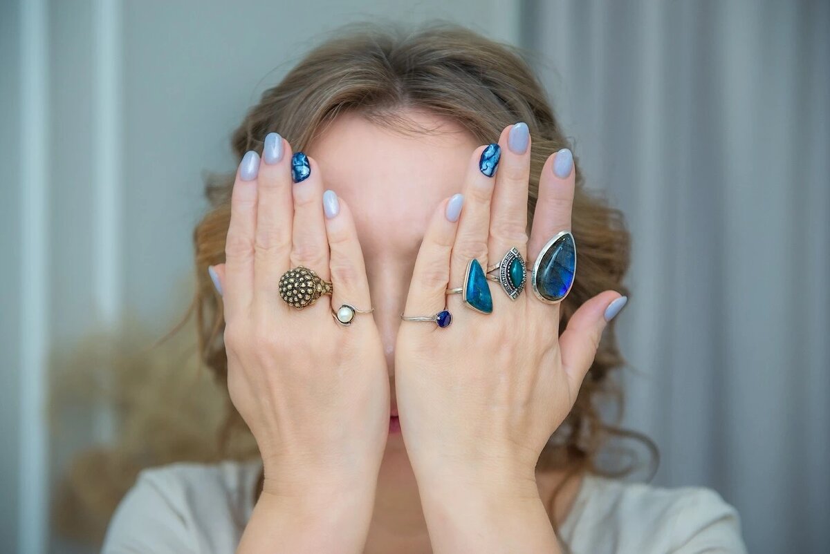 Сложно заявлять о себе, выходить в прямой эфир, проводить вебинары, налаживать деловые связи и знакомства (сейчас это модно называть нетворкингом)