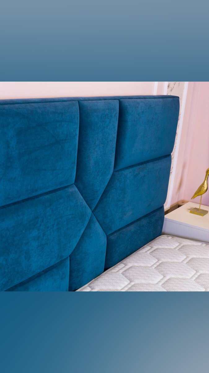 Кровать с мягким изголовьем - незаменимый предмет мебели в спальне. Такая кровать сочетает в себе и функциональность, и добавит в атмосферу комфорта, тепла и уюта. Дизайнерское изголовье кровати выполнено в виде линий, образующих геометрические фигуры. 

Кровать легко разместится в интерьерах различных стилистик