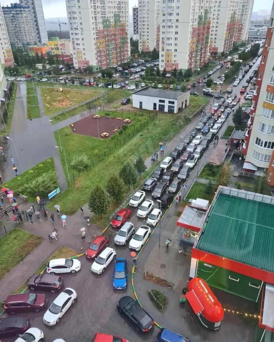 В Нижнем Новгороде школа №131 набрала 16 первых классов — фото утренней  пробки | Драга.Лайф | Дзен