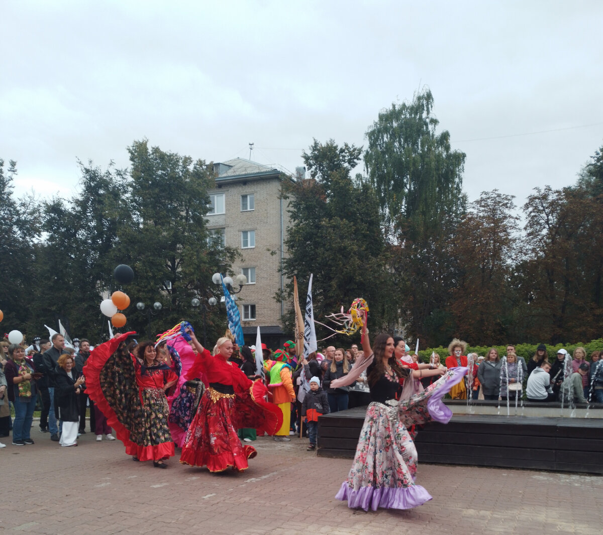 По уже сложившейся традиции, в Туле,  в дни города проходит "Театральный дворик".  В этом году- это уже XV Международный фестиваль уличных театров. 9/09/2023. 16:00.-13