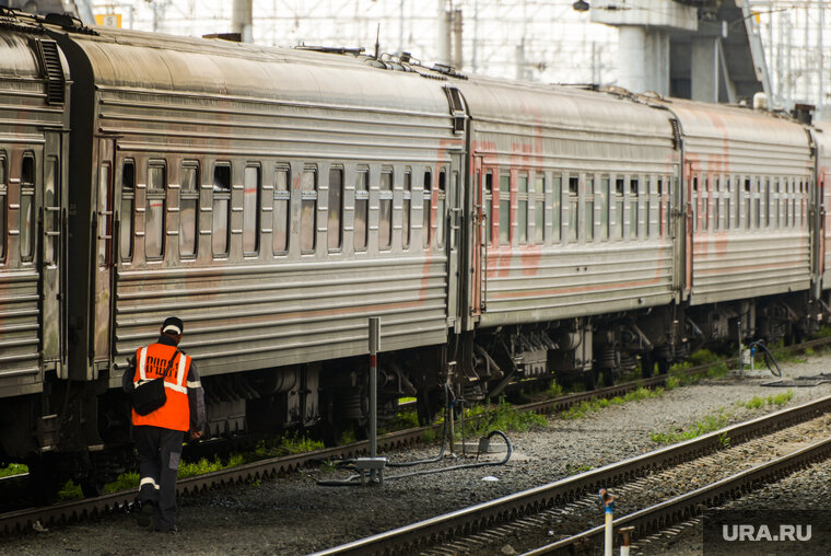    Мужчина следовал вдоль ж/д путей и не услышал приближающуюся электричку