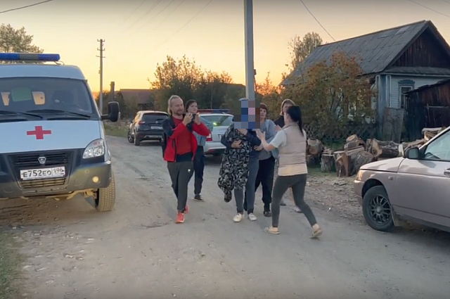    Ребенка передают маме. Фото: Тюмень Регион Спас/ кадр видео
