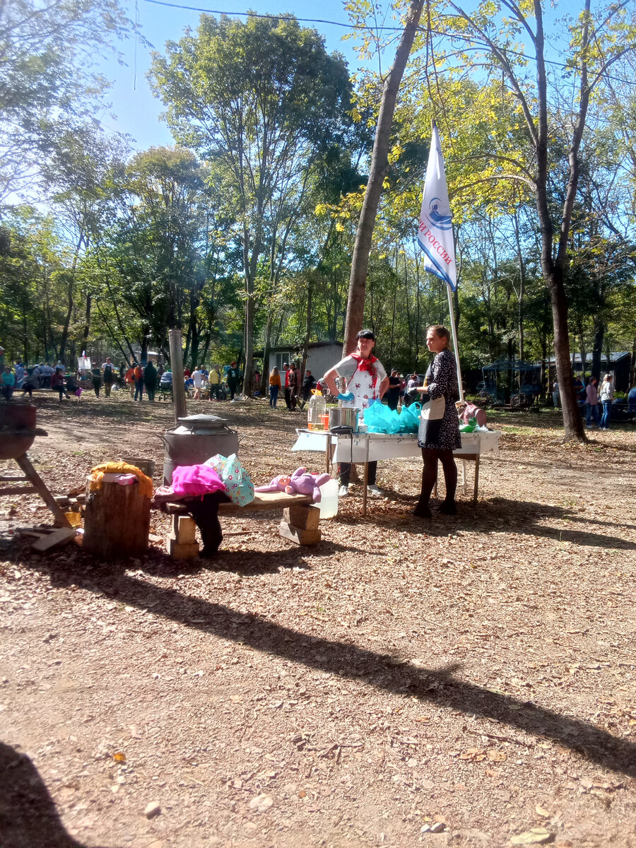 Из личного архива. Вот они, кормилицы наши! Кухни расположили подальше друг от друга. Видимо, чтоб не подглядывали 😀
