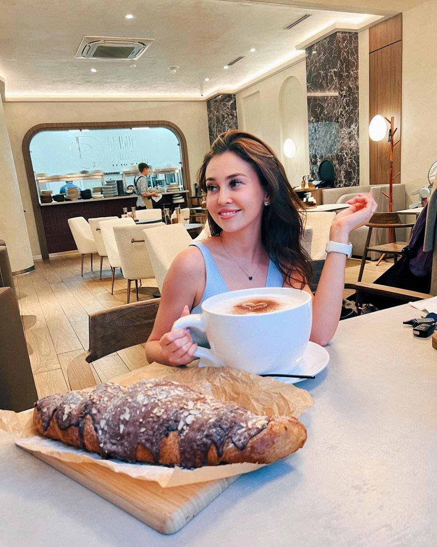 Огромная чашка капучино и гигантский круассан. В Казани можно заказать в Белом Трюфеле.