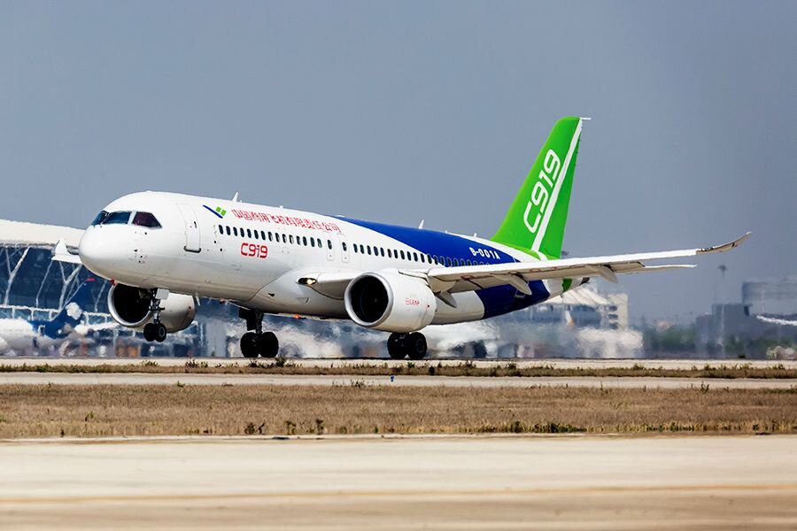 COMAC C919 в шанхайском аэропорту Пудун 5 мая 2017 года