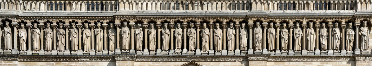 Ветхозаветные цари на соборе Нотр-Дам-де-Пари. Париж, XIX век. На фасаде — копии статуй, скинутых и обезглавленных во время революции.  
© Dietmar Rabich / CC BY-SA 4.0