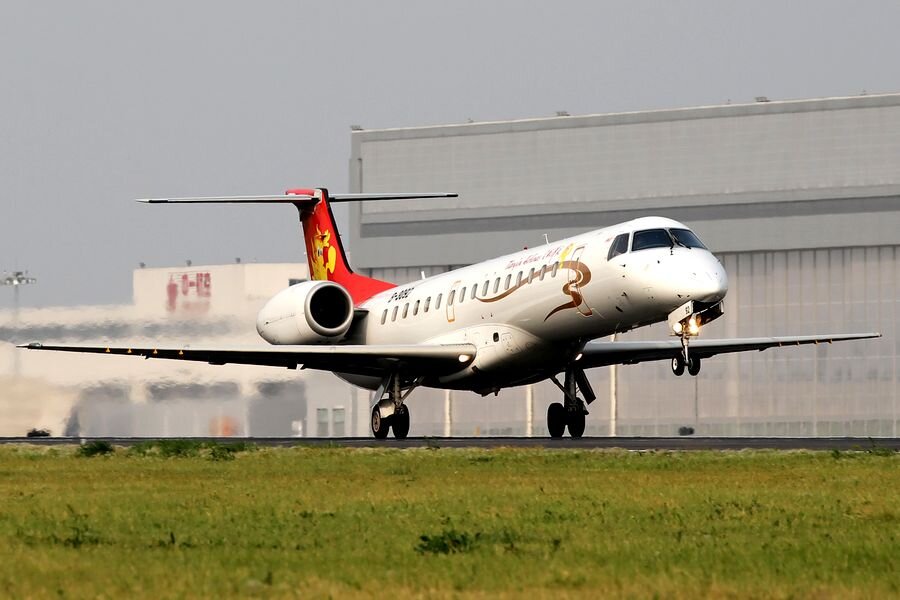 Новые китайские перевозчики начинают полёты на 50-местных региональных самолётах.
На снимке — Embraer ERJ-145LI авиакомпании Tianjin Airlines.
Фото: feiruitao, planespotters.net