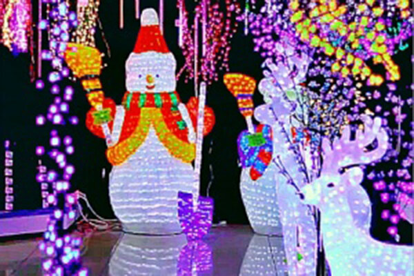       В некоторых местах акрил окрашивается краской для создания более яркого образа     