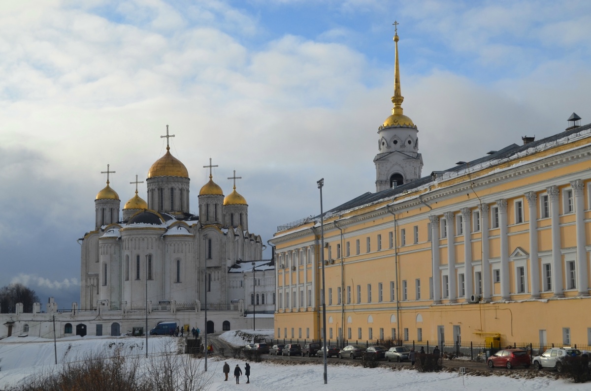 Приятно прогуляться по центру Владимира - как по мне, одного из самых классных российских городов. И пусть солнышко почти не выглядывало, а под ногами было чересчур мокро. Горожане и туристы делали фотографии со смотровых площадок и любовались нашими храмами. В спокойных тонах.
