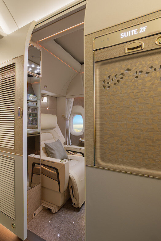 
                             В новом салоне кабины Emirates 777 First Class используется совершенно новая цветовая палитра мягких седых цветов, крема и шампанского, передающая современное, открытое и воздушное ощущение, с тихой и безвременной роскошью. 