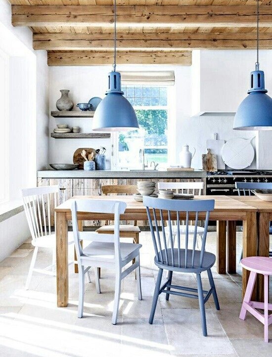 Цветные акцентные стулья в интерьере кухни: добавьте яркости и стиля в вашу кухню
