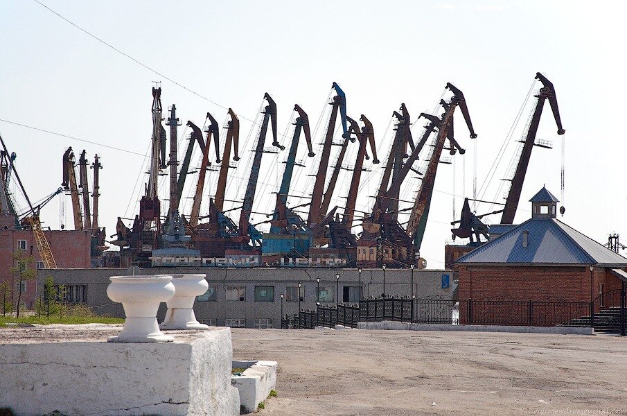 01. Устали читать? Тогда смотрите снимки фотографические.
Вот такую картину видит каждый приехавший на Дудинскую набережную.

