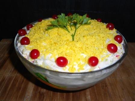 Название салата говорит само за себя – как сказал мой муж, это чисто женский салат — очень нежный и вкусный. Рекомендую попробовать такой салатик сделать на праздничный стол, гостям вашим понравится обязательно. Итак, салат «Нежный» с крабовыми палочками и сыром, рецепт с фото.