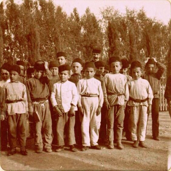 Ученики крымскотатарской школы в с. Дерекой