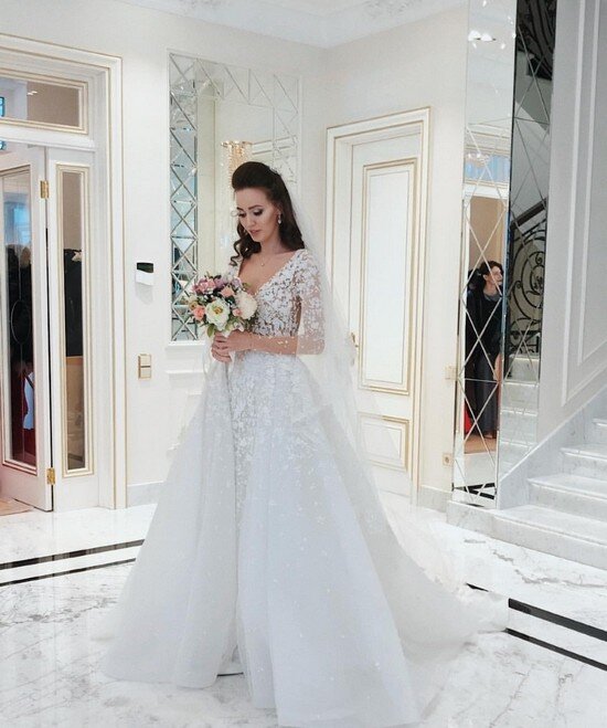 «Дождалась.  I’m happy. Теперь важно пораньше лечь спать, завтра самый крутой день.  Верю в любовь, семью и, конечно, в своих ангелочков. Со всеми встретимся  завтра», –  писала накануне победительница конкурса красоты «Мисс  Интерконтиненталь-2015» Валентина Расулова в микроблоге. 