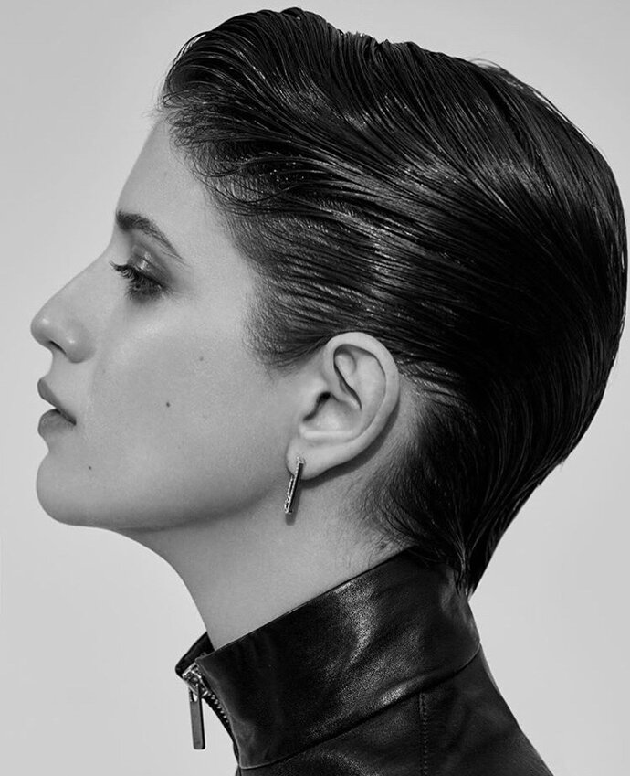 Актриса в серьгах Messika Move Addiction из белого золота со статичными и подвижными бриллиантами круглой огранки