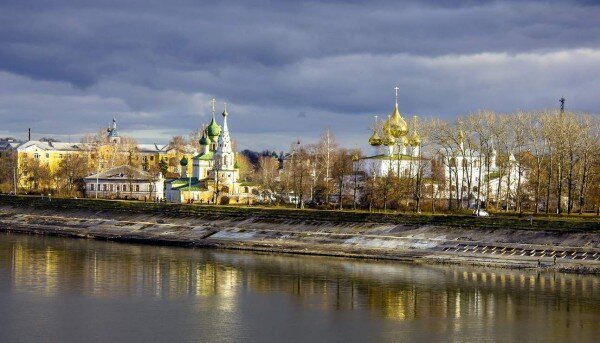 На берегу реки Волги расположился маленький исторический городок России. Настоящая провинция, крохотная, но от этого не менее прекрасная. Первое упоминание об Угличе встречается в летописях 937 года, это время и считается датой основания. Люди здесь теплые и дружелюбные, как в большой семье. Население составляет около 30000 жителей.
