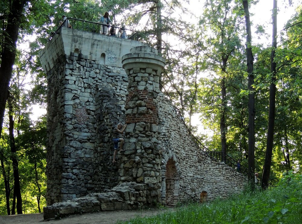 Башня-руина в екатерининском парке царского села. Башня руина в царицыно высота здания. Башня-руина в екатерининском парке царского села. Секретный сад рядом с башней руиной. Секретный сад рядом с башней руиной.