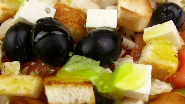 Греческие сухарики. Греческий салат с фетой и сухариками. Салат греческий с большим куском сыра. Греческий салат сухарики сыр. Греческие салаты с большими кусками Фета.