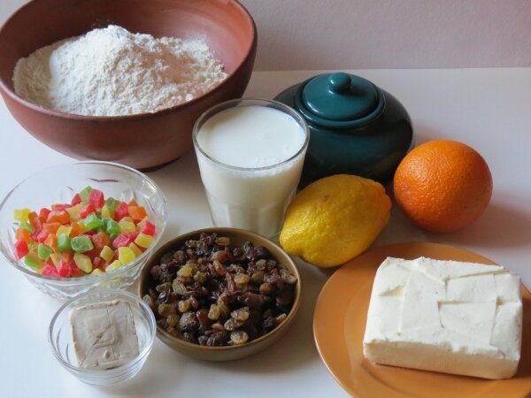 Подготовьте все ингредиенты. Выложите яйца из холодильника на 1 час, чтобы они нагрелись до комнатной температуры. Снимите цедру с лимона и апельсина.