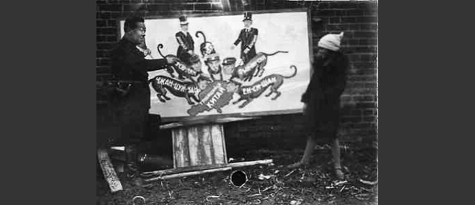 Лянь-Кунь возле плаката, посвященного конфликту на КВЖД, 1929. Источник: неизвестен