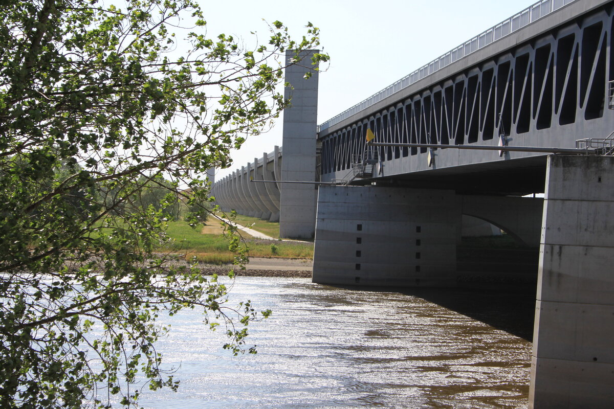 не догадались сделать фото издалека, поэтому так. мост через Эльбу...