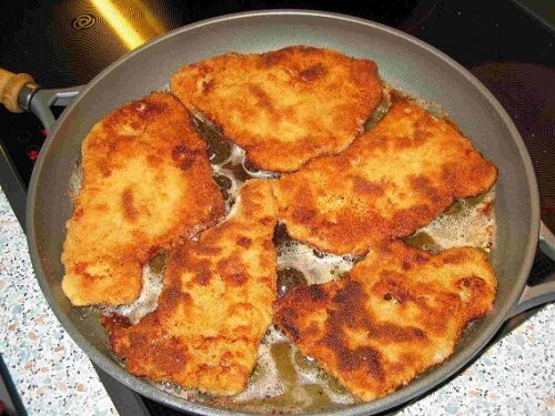 Шницель свиной в пряной панировке.