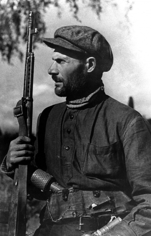 Советский боец партизанского отряда. Автор фотографии — М. Трахман. Источник фотографии: http://tass.ru