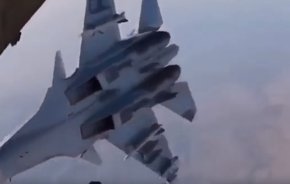 Видео самолет заглядывает. Су-30 заглянул внутрь транспортника комментарии иностранцев. Русский истребитель заглянул в люк транспортника. Су-30 заглянул внутрь транспортника комментарии иностранцев. Видео самолет заглядывает.