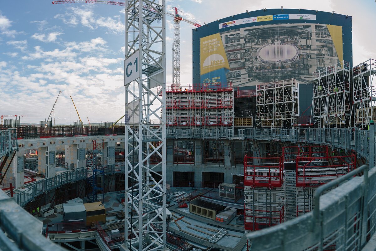 Строящаяся шахта реактора, в которой в будущем будет собран ITER, фотография конца 2017 года