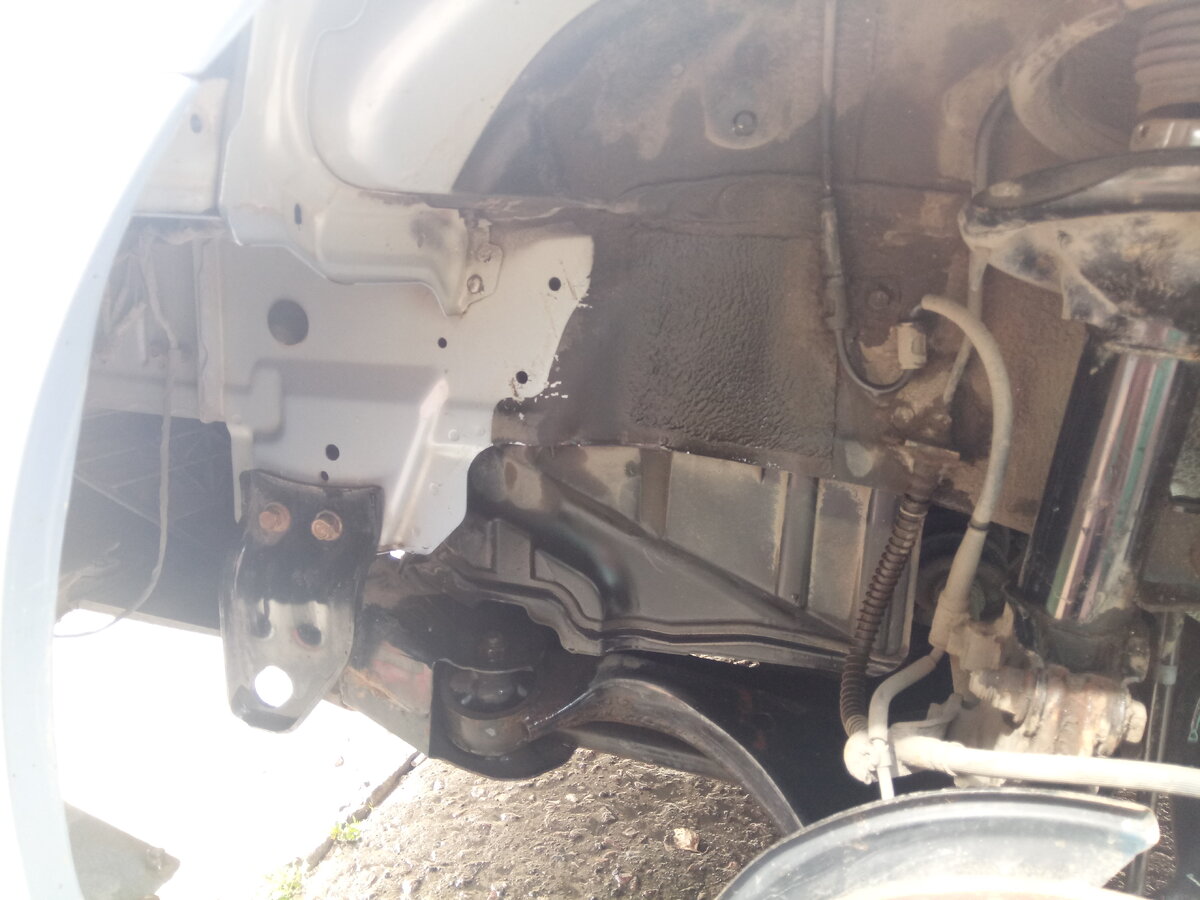 Вымываем пространство под крылом, после снятия подкрылка